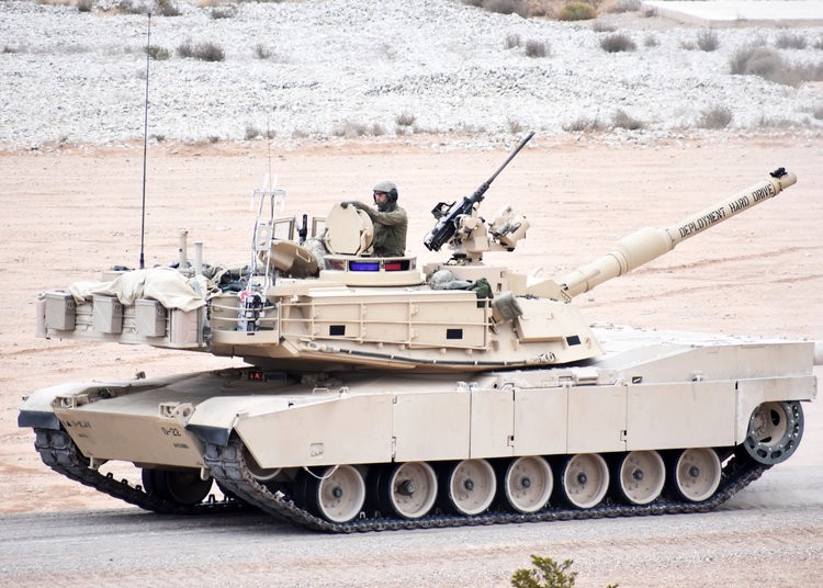 Khi mới ra đời,  xe tăng M1 Abrams chỉ sử dụng khẩu pháo cỡ nòng 105mm với chiều dài nòng gấp 52 lần đường kính loại M68 với hoả lực được đánh giá là yếu hơn so với các xe tăng Liên Xô/Nga ra đời cùng thời điểm. Nguồn ảnh: BI.