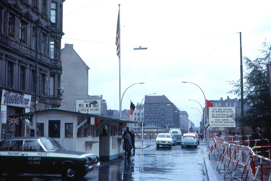  Checkpoint Charlie hay còn được gọi là Trạm C là một trong những cửa ngõ giao thương cuối cùng còn sót lại ở Berlin sau khi phía Đông Đức chính thức xây dựng bức tường Berlin, chia đôi thủ đô của nước Đức. Nguồn ảnh: Thearchive.