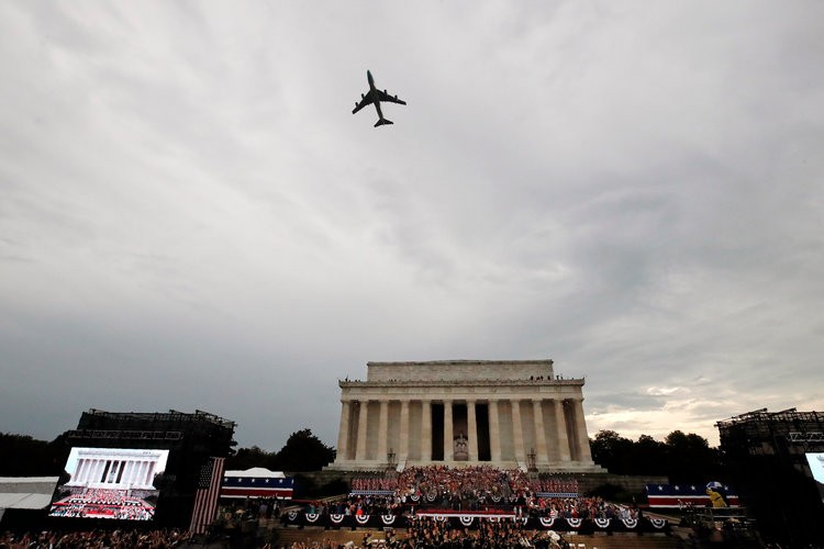 Quân đội Mỹ vừa có màn diễu binh tại thủ đô Washington DC để ăn mừng  Quốc khánh 4/7 của quốc gia này. Cuộc diễu binh diễn ra vào đêm ngày qua theo giờ Việt Nam. Nguồn ảnh: BI.