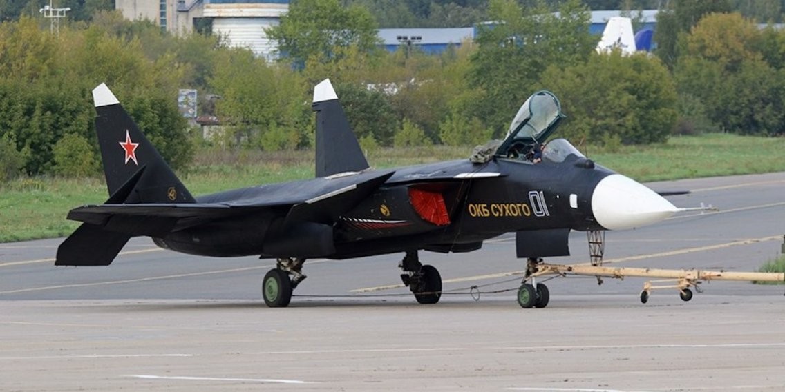 Có tên đầy đủ là  Sukhoi Su-47 Berkut, chiếc phản lực cánh ngược được Nga chế tạo trong những năm 90 của thế kỷ trước này đã bất ngờ xuất hiện tại triển lãm MAKS 2019 trước sự ngỡ ngàng của khách thăm quan. Nguồn ảnh: BI.