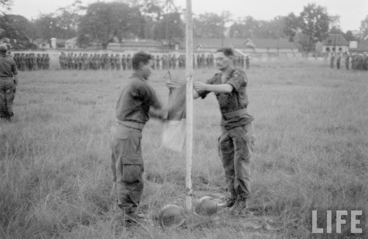 Từ ngày 6/10/1954, Pháp bắt đầu rút lui khỏi Văn Điển. Đây cũng là khu vực đầu tiên ở ngoại thành được  Việt Nam Dân chủ Cộng hoà tiếp quản. Nguồn ảnh: Life.