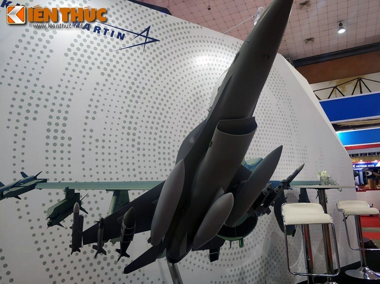 Tại triển lãm DSE vừa diễn ra tại Hà Nội, tập đoàn Lockheed Martin có mang tới mô hình tỷ lệ 1:20 của loại  chiến đấu cơ F-16 phiên bản hiện đại nhất loại F-16V Block 70/72.