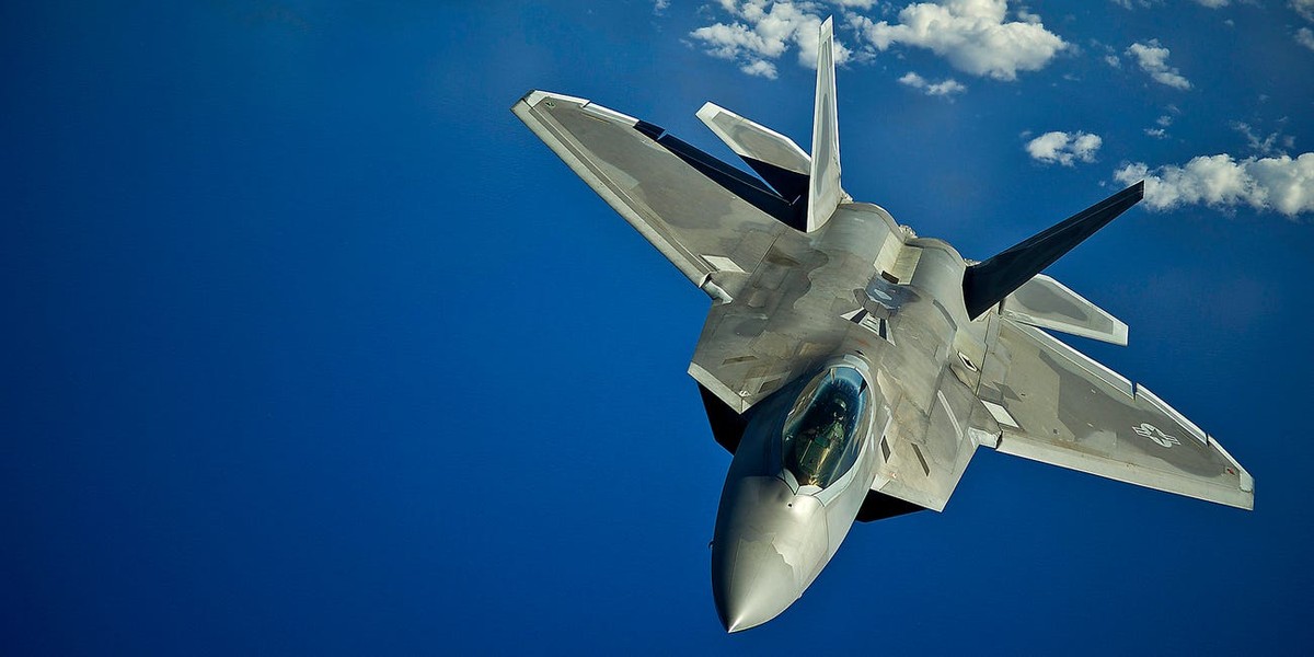 Truyền thông Mỹ khẳng định,  tiêm kích F-22 Raptor dù cũng là chiến đấu cơ thế hệ năm như tiêm kích F-35 nhưng F-22 lại dễ sửa hơn nhiều so với "người kế nhiệm" của mình ra đời sau này. Nguồn ảnh: Pinterest.