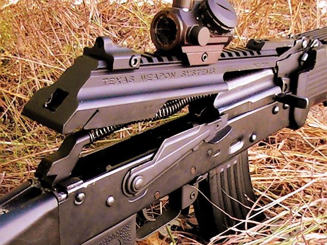 Các khẩu súng trường theo họ Kalashnikov thường có một điểm yếu cực kỳ lớn đó là phần nắp hộp khoá nòng không có độ ổn định cao, thường xuyên "rung giật" sau mỗi phát bắn nên không thể gắn được thêm ray kỹ thuật để bổ sung kính ngắm cho khẩu súng này trừ khi phải độ lại cực kỳ phức tạp. Nguồn ảnh: Pinterest.