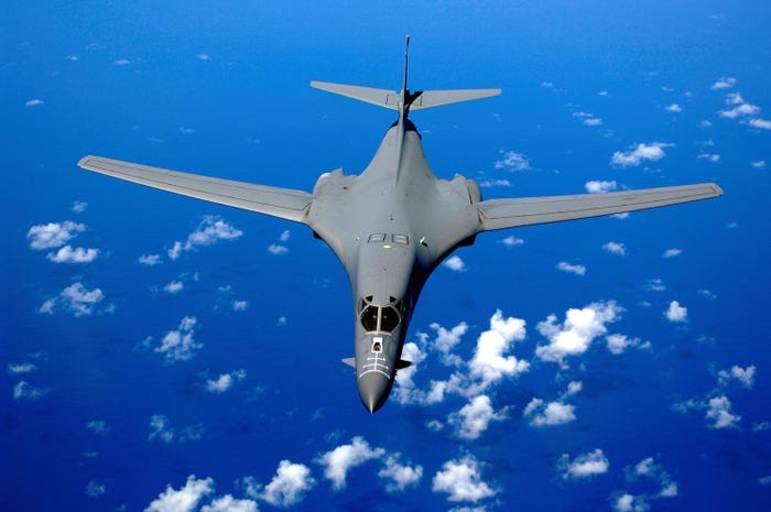 Đầu tiên là  máy bay ném bom chiến lược B-1B Lancer. Ở tuổi 32, đây là loại máy bay ném bom chiến lược nguy hiểm bậc nhất của Không quân Mỹ hiện tại bên cạnh máy bay ném bom B-52H - vốn quá cũ và máy bay ném bom B-2 Spirit - quá hiện đại nhưng số lượng ít. Nguồn ảnh: BI.