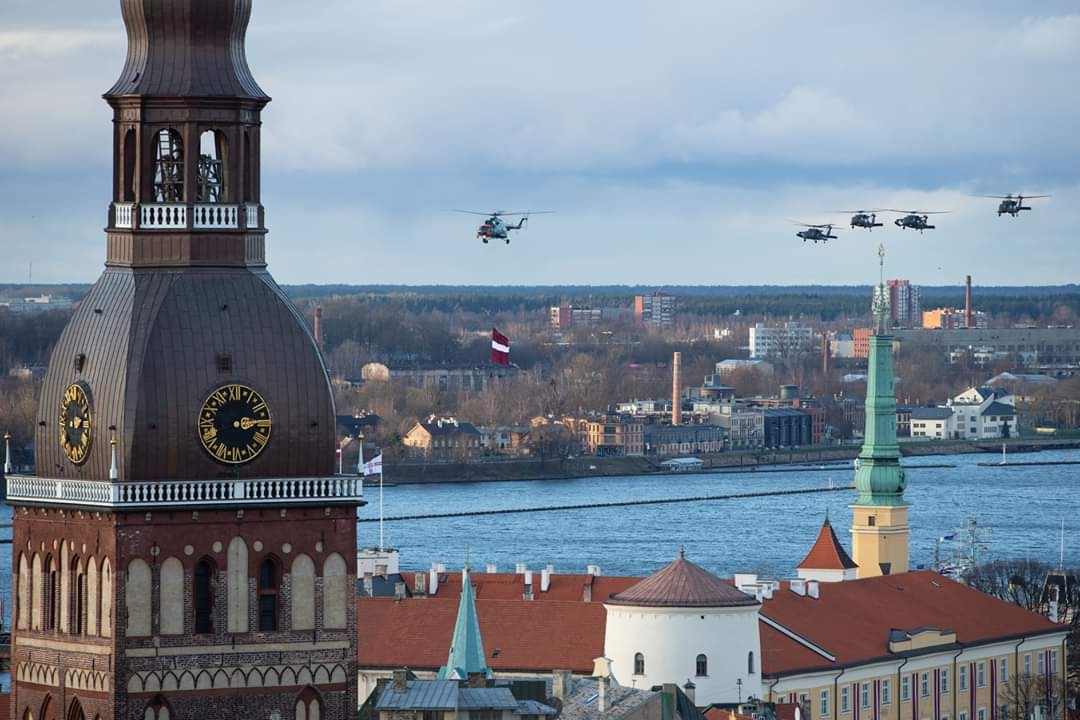 Latvia là một quốc gia có biên giới chung với Nga. nơi gần nhất giữa Latvia và Moscow chỉ 600 km. Việc  Quân đội Latvia càng ngày càng thân thiết với NATO khiến Moscow chắc chắn sẽ "đứng ngồi không yên". Nguồn ảnh: Livejournal.