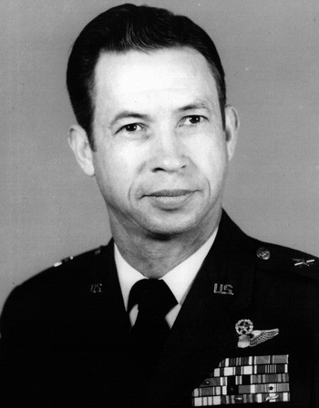 Phi công Đại tá Norman C. Gaddis được Mỹ cử tới Việt Nam năm 1966 để tìm cách giải đáp ẩn số MiG-17 của  Không quân Việt Nam. Trước khi sang Việt Nam, ông là giáo viên dy phi công của Mỹ, có 20 năm kinh nghiệm và... 4200 giờ bay. Nguồn ảnh: USAF.