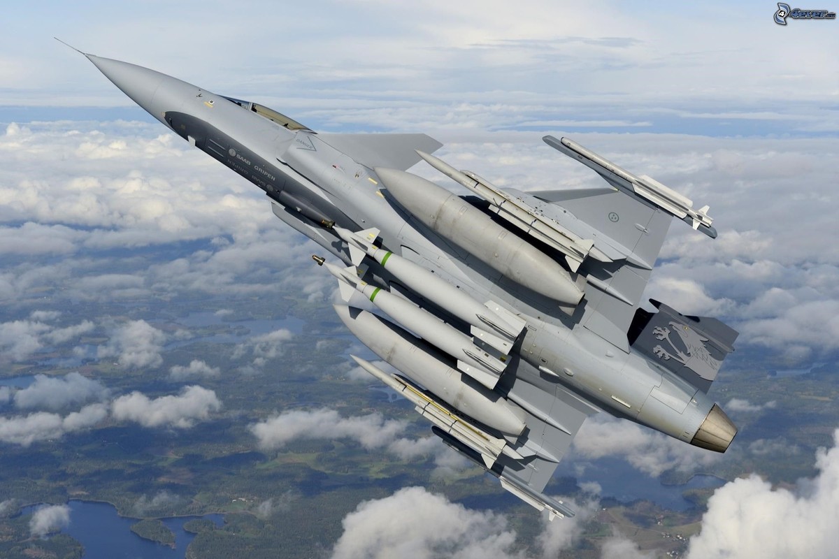 So với các tiêm kích thế hệ bốn của Nga như Su-27 và Su-30,  chiến đấu cơ JAS 39 Gripen của Thuỵ Điển có giá mua mới gần tương đương nhưng chi phí vận hành lại rẻ hơn rất nhiều. Nguồn ảnh: Pinterest.