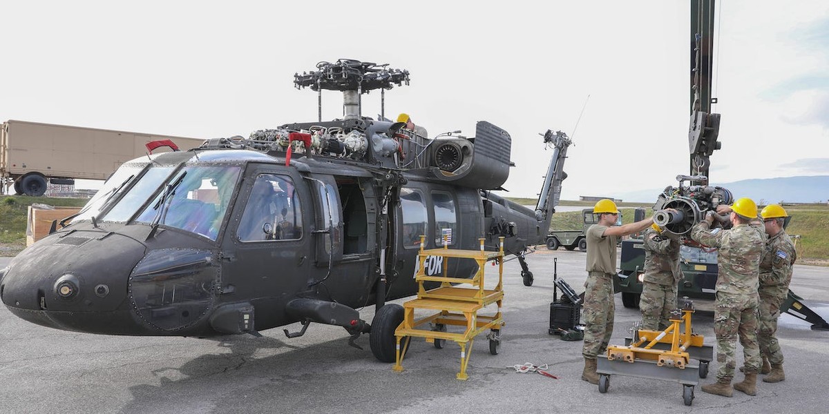 Là "xương sống" của không quân Lục quân cũng như nhiều quân binh chủng khác trực thăng UH-60 Black Hawk của  Quân đội Mỹ có quy trình bảo dưỡng cực kỳ nghiêm ngặt, cứ sau mỗi 480 giờ bay, nó sẽ phải trải qua quá trình đại tu lớn. Nguồn ảnh: BI.