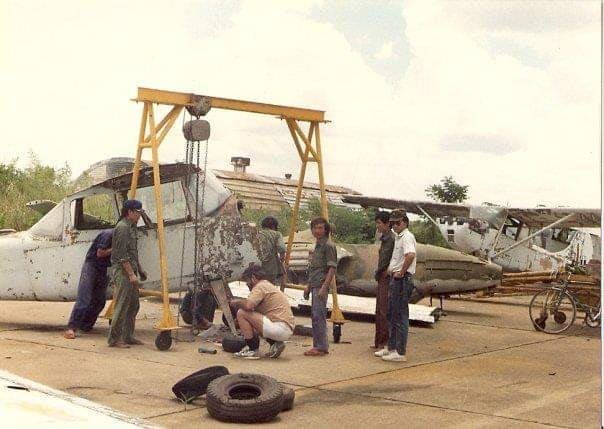 30 năm về trước, Việt Nam đã bán một loạt các loại máy bay, trực thăng hết niên hạn cho phía Australia. Chủ yếu phía Australia mua các loại máy bay, trực thăng hết niên hạn này về nước là để phục vụ cho việc tái chế. Những hình ảnh quý hiếm về quá trình "mua bán" các loại máy bay cổ lỗ sĩ đã han rỉ được phóng viên nước bạn ghi lại ở  sân bay Biên Hoà giai đoạn đầu năm 1990. Nguồn ảnh: PTS.