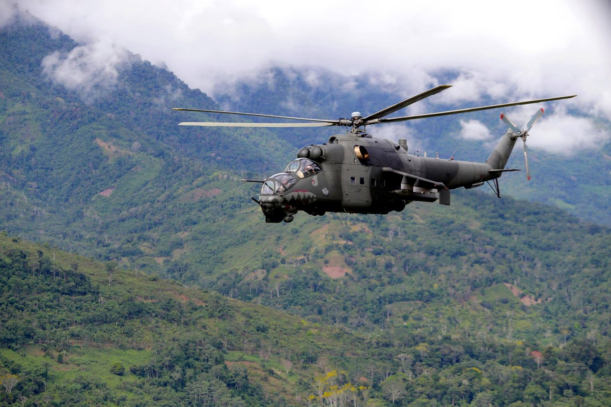 Trong cuộc chiến tranh giữa Libya và Chad năm 1987, có sự xuất hiện của một  trực thăng Mi-25 Hind-D do Liên Xô sản xuất. Đây là loại trực thăng tấn công hạng nặng nhất thời điểm đó, có tính năng chở quân mà Mỹ "có nằm mơ cũng không có". Nguồn ảnh: Pinterest.