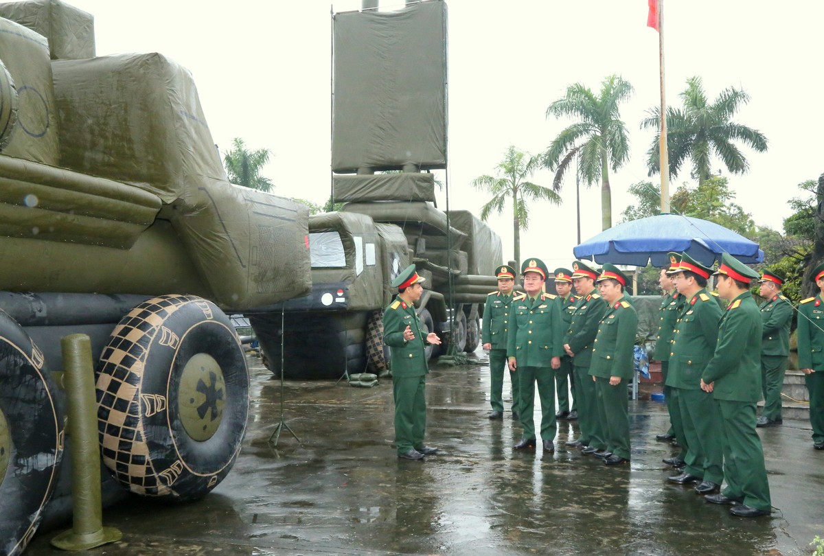 Nhà máy Z176 của Việt Nam vừa nghiên cứu và tự chế tạo thành công các tổ hợp  vũ khí bơm hơi để phục vụ cho chiến thuật nghi binh. Nguồn ảnh: CtyTNHH76.