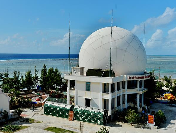 Binh chủng  radar của Việt Nam thường chỉ triển khai mái vòm bảo vệ cho radar ở những khu vực đặc biệt - ví dụ như những nơi có khí hậu khắc nghiệt hoặc môi trường độ ẩm cao, ảnh hưởng trực tiếp tới tuổi thọ của thiết bị khi sử dụng. Nguồn ảnh: Baohaiquan.