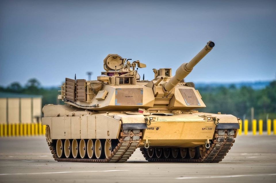 Loại  xe tăng chủ lực của quân đội Mỹ hiện tại là M1 Abrams có kíp chiến đấu lên tới bốn người trong đó bao gồm một nạp đạn viên do loại xe tăng này không có hệ thống nạp đạn tự động như xe tăng Liên Xô/Nga. Nguồn ảnh: Pinterest.