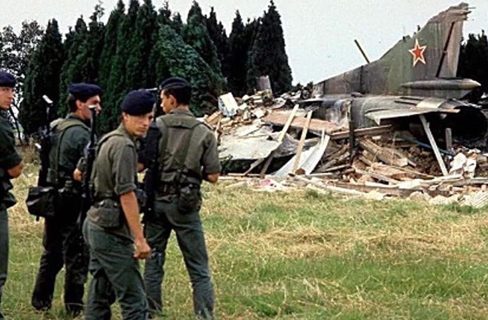 "Tác giả" của hiện trường lộn xộn này là chiếc  tiêm kích MiG-23M. Vào ngày 4/7/1989, chiếc chiến đấu cơ của Liên Xô đã bay không người lái từ lãnh thổ Liên Xô sang tận... Bỉ và rơi vì hết nhiên liệu. Nguồn ảnh: Pinterest.