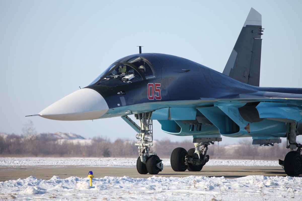 Cụ thể, truyền thông Nga cho biết ở thời điểm hiện tại,  tiêm kích - bom Su-34 là loại chiến đấu cơ duy nhất của Nga mà Trung Quốc đang quan tâm. Nguồn ảnh: Pinterest.