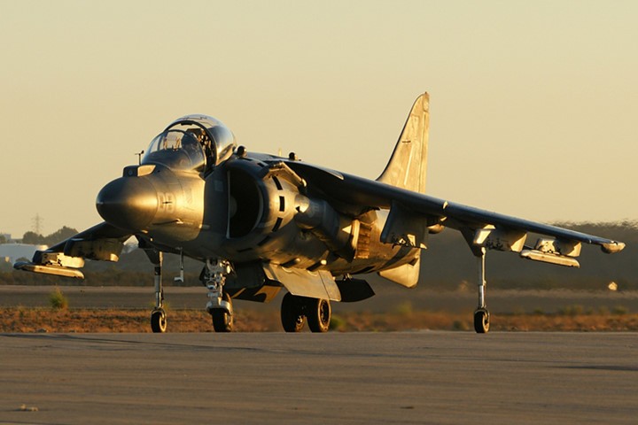 McDonnell Douglas  AV-8B Harrier II là một loại máy bay thuộc thế hệ thứ 2 trong dòng máy bay cất cánh hạ cánh thẳng đứng trên đường băng ngắn.