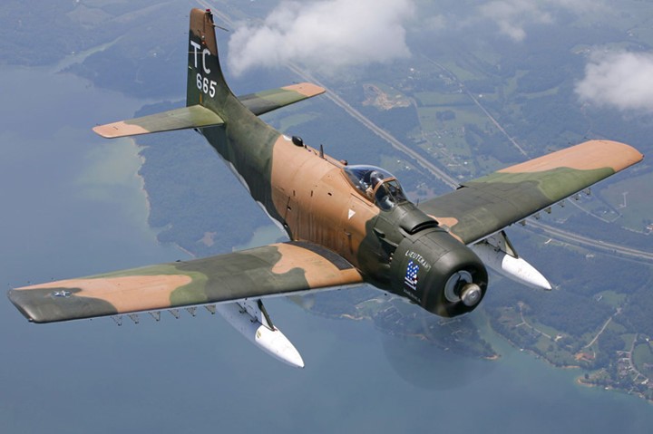 Dòng  Douglas Skyraider được thiết kế cho hải quân Mỹ. Loại máy bay này thực hiện chuyến bay đầu tiên vào tháng 3/1945.