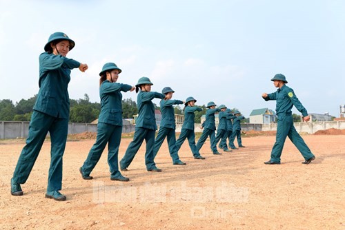  Nữ dân quân xã Hà Châu, huyện Phú Bình, tỉnh Thái Nguyên luyện tập điều lệnh đội ngũ. Ảnh: QĐND.