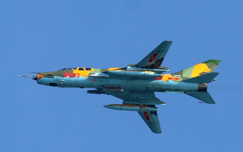 Được phát triển từ máy bay tiêm kích-bom Su-7, Su-22 là biến thể xuất khẩu của dòng tiêm kích - bom Su-17 mà Liên Xô bán cho các nước Đông Âu và một số nước thuộc khối XHCN. Tuy nhiên đối với Việt Nam, Su-22 lại vũ khí được Liên Xô viện trợ trong giai đoạn sau năm 1975. Nguồn ảnh: Pinterest.