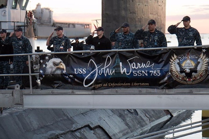  Tàu ngầm USS John Warner được đưa vào hoạt động chính thức vào năm 2015. Đây là tàu ngầm tấn công lớp Virginia.