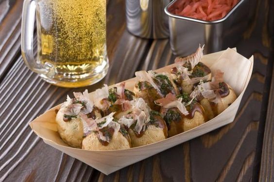 Takoyaki hay còn gọi là bánh bạnh tuộc nướng là một món ăn chơi phổ biến của Nhật làm bằng bột nhão. Bánh có hình tròn vừa miếng, nhân bánh có bạch tuộc và được nướng trên chảo takoyaki, bên trên có một chút cá ngừ khô, tảo ăn kèm nước chấm.