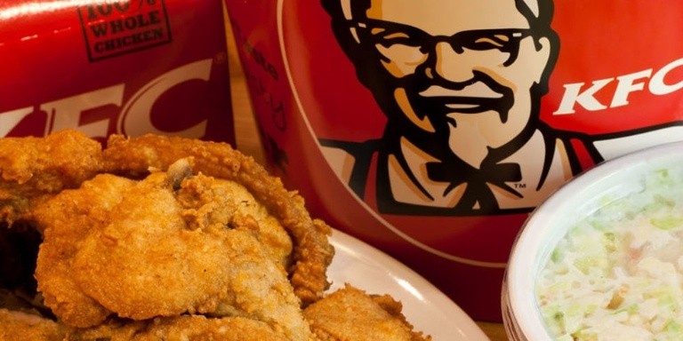  Công thức gà rán KFC luôn được gìn giữ vô cùng cẩn mật và còn là “một trong những bí quyết thương mại lớn nhất thế giới”. Công ty KFC chỉ tiết lộ bản công thức viết tay này được bảo mật trong một chiếc két sắt nặng gần 300kg, bên ngoài là một lớp bê tông dày 60cm, xung quanh có gắn camera theo dõi và có cả thiết bị cảm biến chuyển động.  