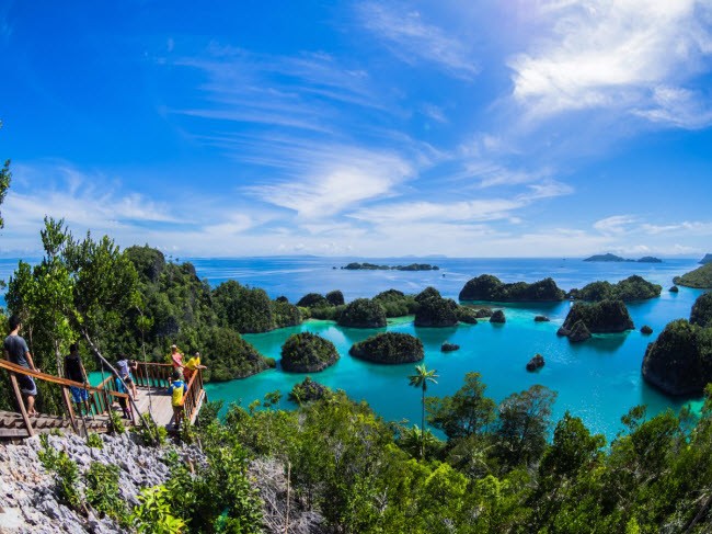 1. Quần đảo Raja Ampat, Indonesia: Nước biển trong xanh quanh quần đảo Raja Ampat rất phù hợp cho các hoạt động lặn. Nếu bạn ưa mạo hiểm khi đi  du lịch châu Á, có thể bơi cùng cá mập voi tại vịnh Cenderawasih hay khám phá hang động và tranh đá cổ trên đảo Misool. Những người yêu cây cối có thể tới đảo Waigeo, thiên đường của các loài chim. 