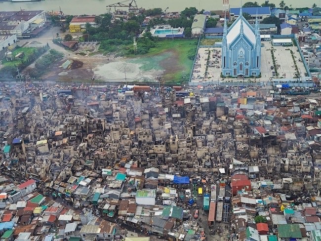 Nằm ngoài trung tâm đô thị phồn hoa chỉ dành cho người giàu có và xét lý lịch ba đời để đảm bảo có tư cách "quý tộc" mua đất, là  khu ổ chuột đông đúc bậc nhất thế giới, ước tính có tới 100.000 người/km2. Tháng trước, nhiếp ảnh gia Đức, Bernhard Lang đã chụp lại khu này từ trên cao. Ảnh: Khói bốc lên từ khu nhà.