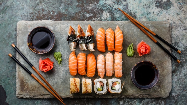  Sushi: Cảm giác đi ăn ở nhà hàng Nhật để thưởng thức những món sushi do đầu bếp phải học nhiều năm mới chế biến được thật đặc biệt. Một lý do khác nữa là  món ăn cầu kỳ này được làm từ cá sống nên sai lầm trong khâu chuẩn bị, chế biến sẽ ảnh hưởng đến độ an toàn của thực phẩm.  