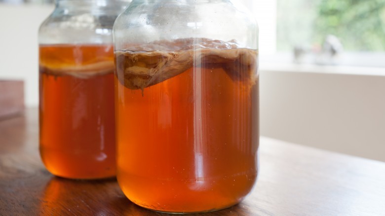 Kombucha là một loại trà đen lên men được cho là có lợi cho sức khỏe đối với bất kỳ ai. Một số đã được khoa học kiểm chứng, một số vẫn đang chờ nghiên cứu thêm. Nhưng thật không may là loại trà này cũng vẫn có thể gây hại cho sức khỏe. Trà kombucha có tính axit, cụ thể là axit lactic. Hai vụ ngất xỉu phải nhập viện được CDC ghi nhận đều là những người có lượng axit lactic cao trong máu vì đã uống trà kombucha nhiều tháng liền.  