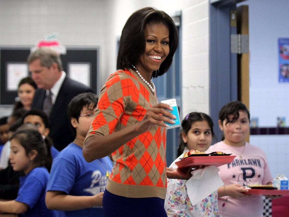 Cựu đệ nhất phu nhân nước Mỹ Michelle Obama thường ăn cá và rau xào cho bữa trưa, thỉnh thoảng có thêm gạo lức hoặc khoai tây. Mặc dù vậy, món ăn yêu thích của bà Michelle lại lại món pizza chay làm từ bột mì nguyên cám. 