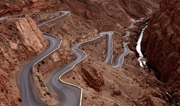  Hẻm núi Dadès Gorge nằm ở phía đông của dãy núi Atlas ở Morocco. Thung lũng được hình thành giữa hẻm núi là nơi ở của một dân tộc thiểu số ở Bắc Phi.