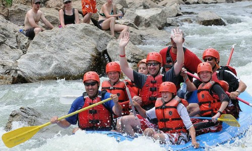 Sông Colorado nằm trên dãy núi Rocky, Mỹ là địa điểm ưa thích chèo thuyền vượt thác của nhiều du khách. Dòng sông chảy qua 5 công viên quốc gia và 6 khu di tích đẹp nhất tại quốc gia này.