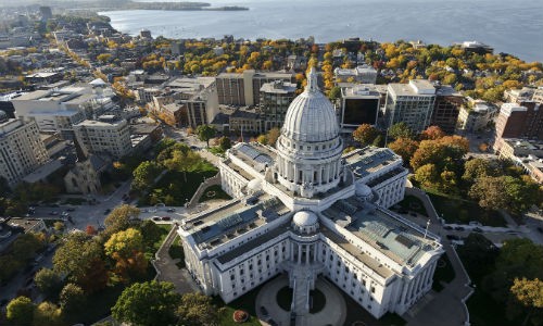 Cấm xuất tinh là một trong những  điều luật cấm lạ lùng tại bang Wisconsin, Mỹ. Điều luật khiến không ít người cảm thấy oái oăm khi cấm nam giới không được phép xuất tinh khi bạn tình thăng hoa.