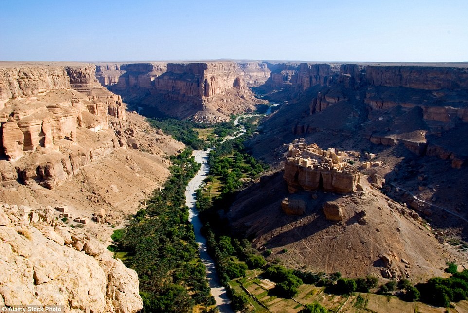  Ngôi làng nằm trên tảng đá khổng lồ ở Yemen nổi tiếng với những ngôi nhà bằng đất nung phi thường.