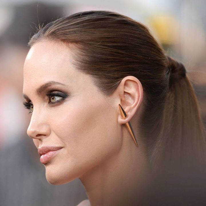 Angelina Jolie với mốt hoa tai nhọn dài. Ảnh: Printest.