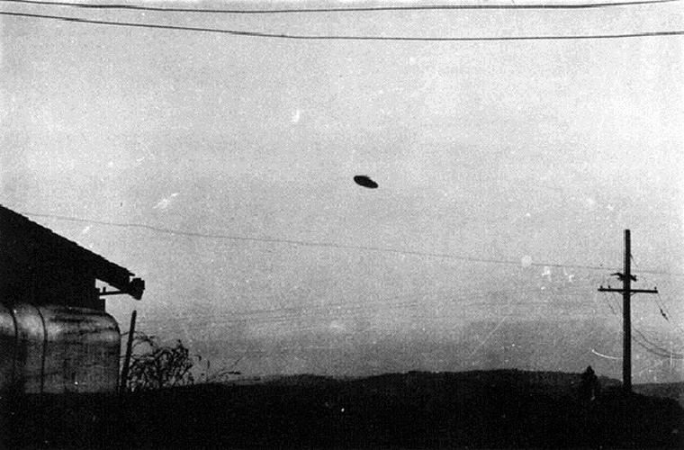 Vụ McMinnville. Vào tháng 5/1950, một người nông dân có tên Trent đã nhìn thấy một chiếc UFO bên ngoài trang trại của mình tại McMinnville, Oregan, Mỹ. Theo lời ông Trent, vợ ông là người đầu tiên phát hiện ra một chiếc đĩa màu bạc bằng kim loại khi đang cho thỏ ăn. Bà này đã gọi chồng và ông Trent đã kịp chụp lại hình ảnh của chiếc đĩa bay trước khi nó biến mất về phía tây.