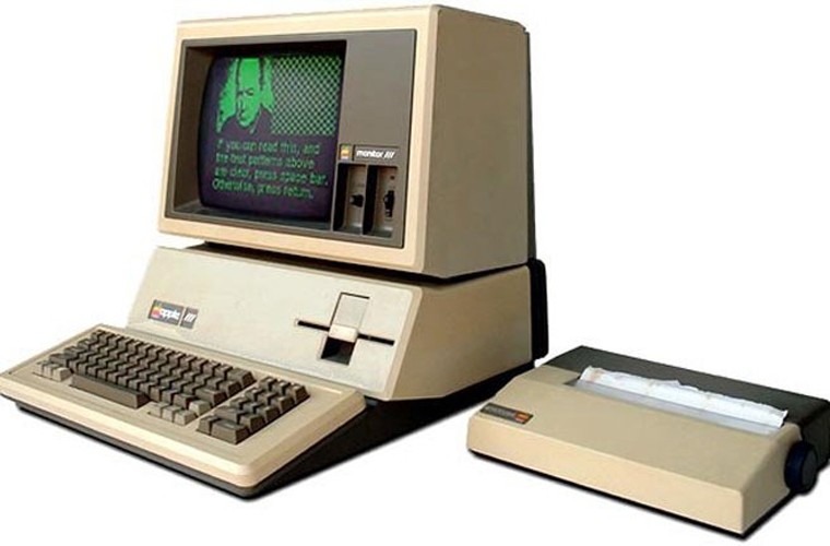  Máy tính Apple III (1980-1981). Apple III là  chiếc máy tính Apple đầu tiên không phải do nhà đồng sáng lập hãng là Steve Wozniak thiết kế. Kết quả? Đó là một chiếc máy tính siêu… chán, với bảng mạch chính bị nóng quá nhanh khi chạy, và thường xuyên bị “đơ”. Thậm chí, những con chip của chiếc máy này còn dễ dàng bị tuột khỏi vị trí, gây vấn đề nghiêm trọng với toàn bộ hệ thống.