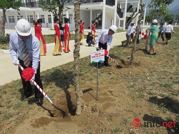  Ngôi trường THCS đẹp nhất Đà Nẵng có tên trường THCS Đàm Quang Trung. Trong ảnh lãnh đạo TP Đà Nẵng cắt băng khánh thành và trồng cây lưu niệm tại trường THCS Đàm Quang Trung