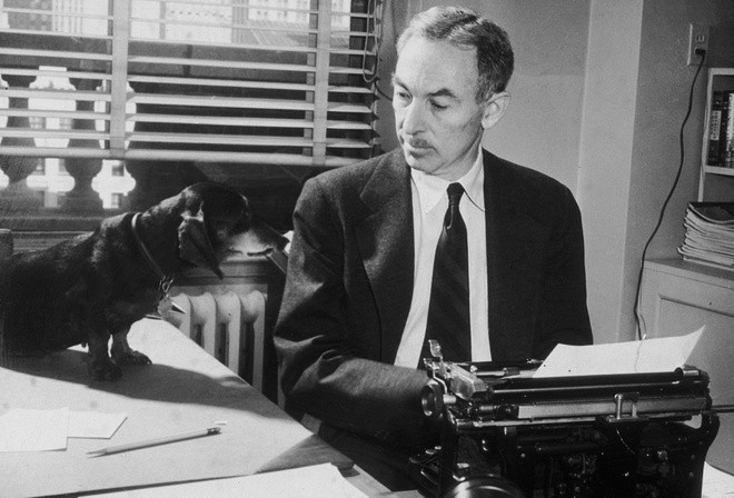 E. B. White (1899-1985) là nhà văn người Mỹ chuyên viết truyện cho thiếu nhi. Ông là cha đẻ của nhiều tác phẩm nổi tiếng như: Charlotte và Wilbur, Chiếc kèn của thiên nga... Những gì E. B. White cần cho không gian sáng tác là một chiếc bàn dễ chịu, một chiếc ghế thoải mái, ở bên cạnh khung cửa sổ nhìn ra quang cảnh thoáng tầm mắt. Ảnh: Greelane.