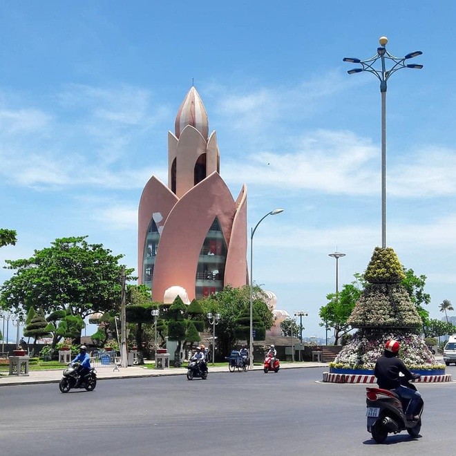 Ca dao có câu: " Khánh Hòa là xứ Trầm Hương/ Non cao biển rộng, người thương đi về". Theo Cổng TTĐT Khánh Hòa, nơi đây được gọi là "xứ Trầm Hương" vì nổi tiếng với trầm hương, một lâm sản, hương liệu, dược liệu rất quý. Trầm hương không phải chỉ riêng Khánh Hòa mới có, song khó nơi nào sánh bằng vùng rừng núi tỉnh này về số lượng lẫn chất lượng trầm hương. Quảng trường 2/4 ở TP Nha Trang, Khánh Hòa, hiện có tháp Trầm Hương với kiến trúc tạo hình lõi trầm độc đáo.