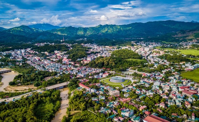  TP Điện Biên Phủ hiện là tỉnh lỵ của Điện Biên, thuộc khu vực trung du và miền núi phía Bắc theo phân vùng của Tổng cục Thống kê. Ngoài TP Điện Biên Phủ, Điện Biên còn có thị xã Mường Lay cùng 8 huyện: Điện Biên (trùng tên tỉnh), Điện Biên Đông, Mường Ảng, Mường Chà, Mường Nhé, Nậm Pồ, Tủa Chùa và Tuần Giáo. Ảnh: Du Lịch Điện Biên.