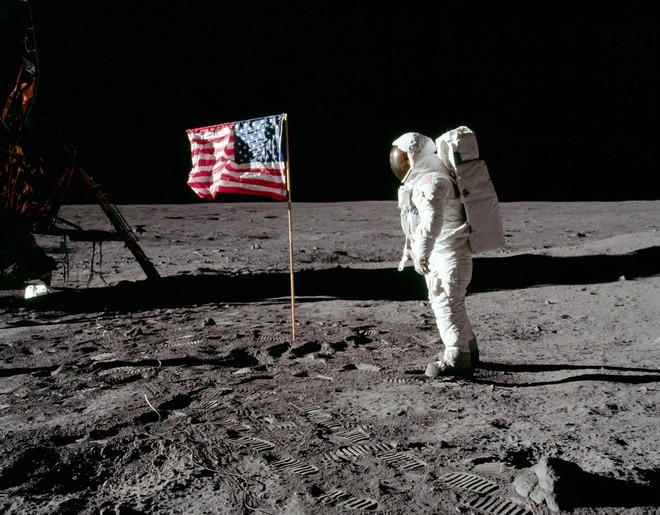 Sáng 20/7/1969, Neil Armstrong trở thành người đầu tiên đặt chân xuống  Mặt Trăng. Tại đây, ông nói câu bất hủ: “Đây là bước đi nhỏ của một con người nhưng là bước tiến lớn của nhân loại". Sau đó Neil Armstrong và bạn đồng hành Buzz Aldrin cùng căng lá quốc kỳ Mỹ trên Mặt Trăng.