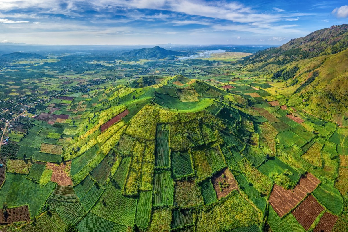 Nằm ở huyện Chư Păh,  núi lửa Chư Đăng Ya là địa điểm du khách không nên bỏ qua khi đến phố núi Gia Lai. Theo các tài liệu, tên gọi Chư Đăng Ya theo tiếng của đồng bào Jrai có nghĩa là củ gừng dại. Khu vực thung lũng lòng chảo rộng lớn mở ra trên đỉnh miệng núi lửa Chư Đăng Ya mang vẻ đẹp hùng vĩ. Ảnh: Nguyễn Quang Ngọc.