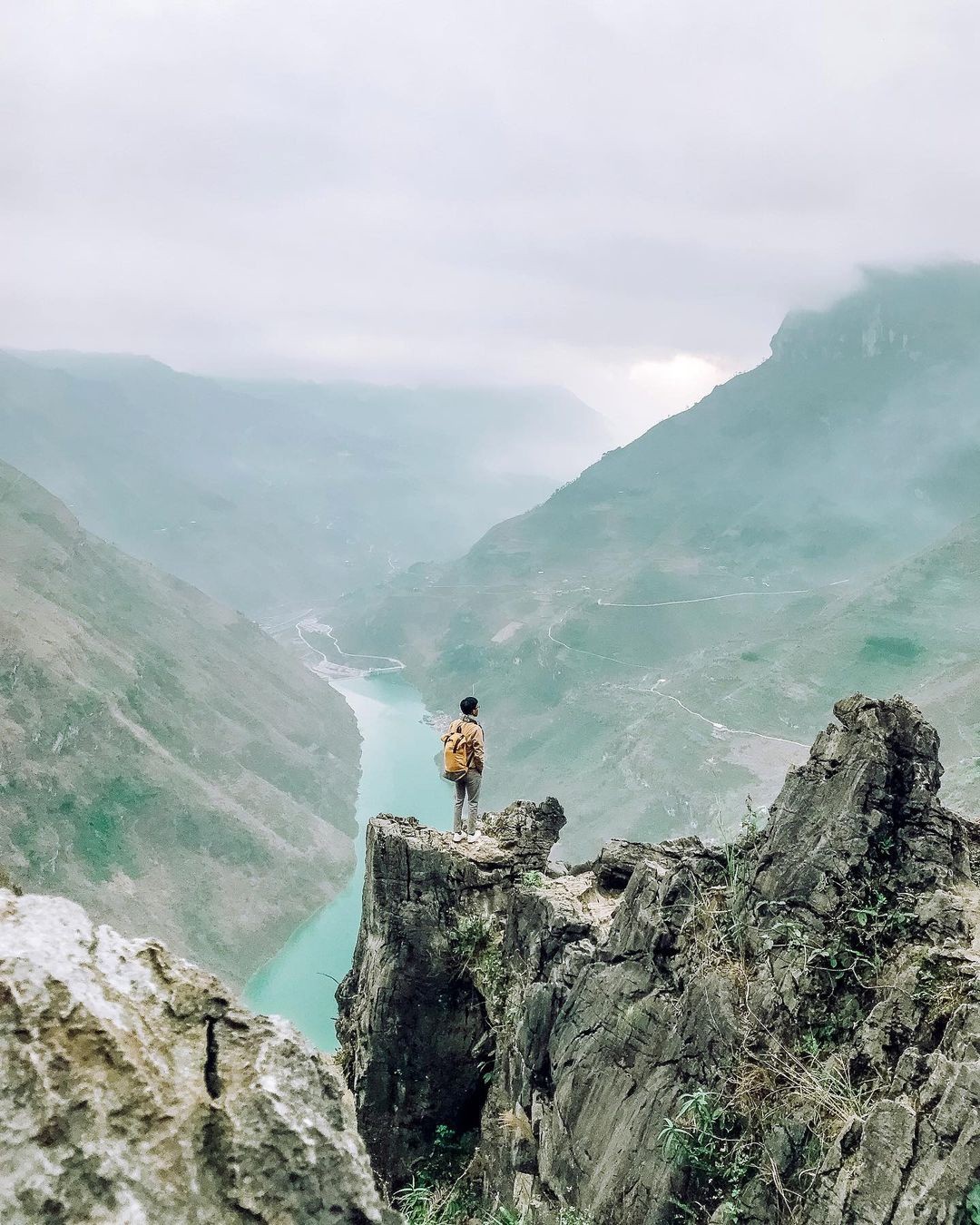 Miền núi phía bắc luôn là điểm đến thu hút du khách thích khám phá. Mã Pì Lèng (Hà Giang), Ô Quy Hồ (nối liền Lào Cai và Lai Châu), Khau Phạ (Yên Bái) và Pha Đin (nối liền Sơn La và Điện Biên) với những khúc cua hiểm trở, khung cảnh rừng núi tuyệt đẹp được mệnh danh là tứ đại đỉnh đèo của Việt Nam. Ảnh: Nguyenn.anhtuan.