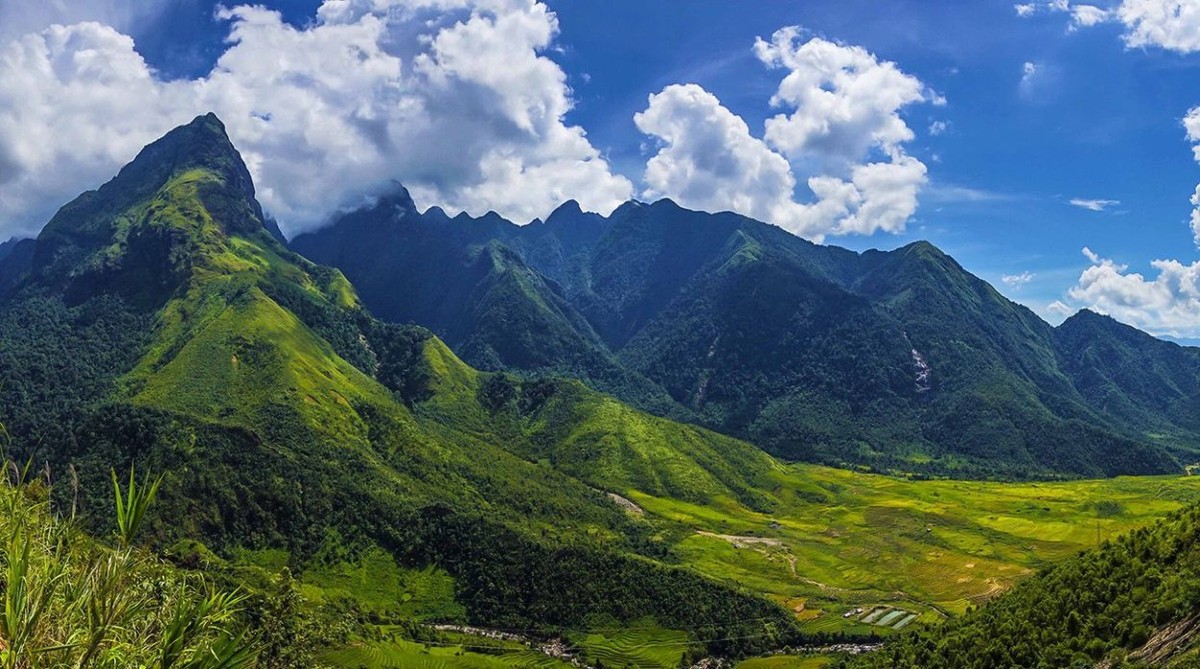 Theo Atlas Địa lý Việt Nam, Hoàng Liên Sơn là  dãy núi cao nhất Việt Nam. Dãy Hoàng Liên Sơn có nhiều đỉnh núi cao hơn 2.800 m so với mực nước biển.