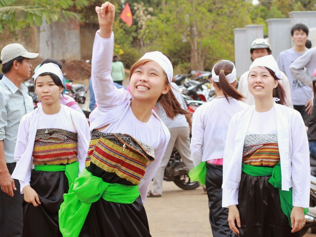  Tục "gọi trâu về ăn Tết" của người Mường: Đây là nghi thức quan trọng và lớn nhất trong năm của đồng bào dân tộc Mường. Trước Tết, người ta thường chuẩn bị một chiếc mõ treo trong nhà để tối  giao thừa mang mõ, đốt đuốc đi gọi vía trâu. Với họ, đây là cách trả ơn vật nuôi vì đã vất vả giúp gia chủ cấy cày, sản xuất lương thực trong suốt một năm. Ảnh: Hội âm nhạc Hà Nội.