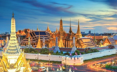 Với diện tích hơn 513 nghìn km2,  Thái Lan có diện tích lớn thứ ba Đông Nam Á, sau Indonesia và Myanmar. Quốc gia này giáp Lào và Myanmar ở phía Bắc, giáp Campuchia và vịnh Thái Lan ở phía Đông, Malaysia ở phía Nam, Myanmar và biển Andaman ở phía Tây. Đứng đầu đất nước này là nhà vua Thái Lan.