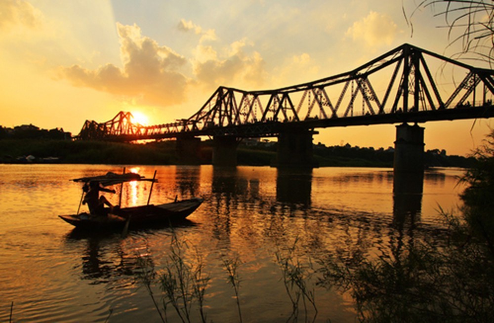 Theo Cổng thông tin thành phố,  Hà Nội có biệt danh “thành phố sông hồ” hay “thành phố trong sông”. Các con sông lớn, nhỏ đã chảy hàng nghìn năm, đem phù sa bồi đắp nên vùng châu thổ phì nhiêu cho thủ đô.